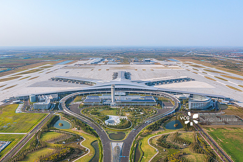 航拍山东青岛胶东国际机场航站楼 下午 塔台 跑道 建筑图片素材
