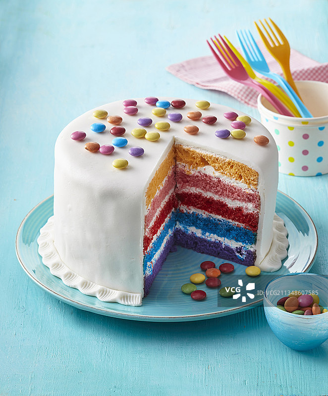 彩虹蛋糕加M和M夹心糖图片素材