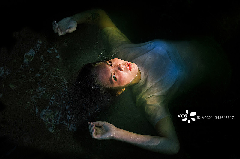 巴西，少女在水中的高角度视图图片素材