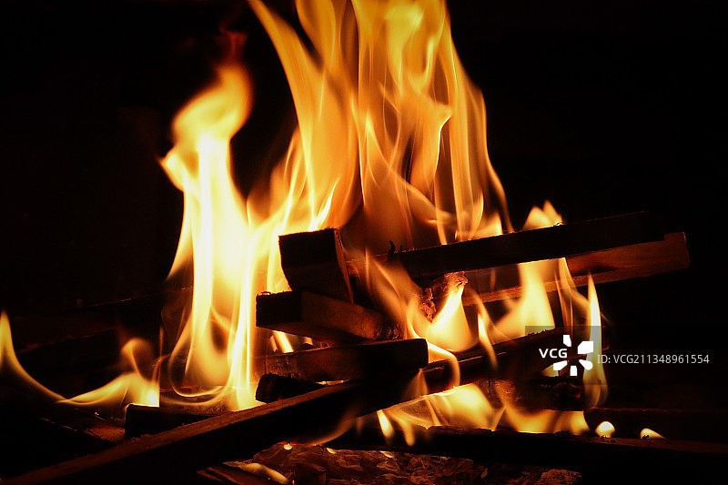 澳大利亚维多利亚州墨尔本夜晚篝火的特写镜头图片素材