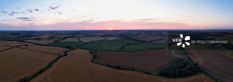 从空中俯瞰日落时的农田，哈灵顿，英国，英国图片素材