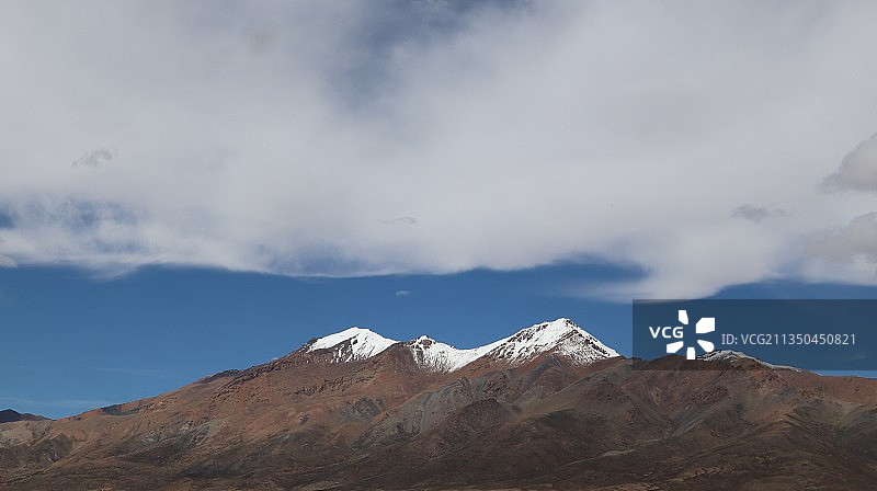 白雪皑皑的山在天空的衬托下的风景图片素材