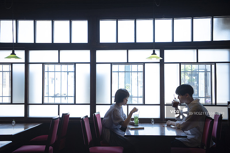情侣在日式咖啡馆图片素材