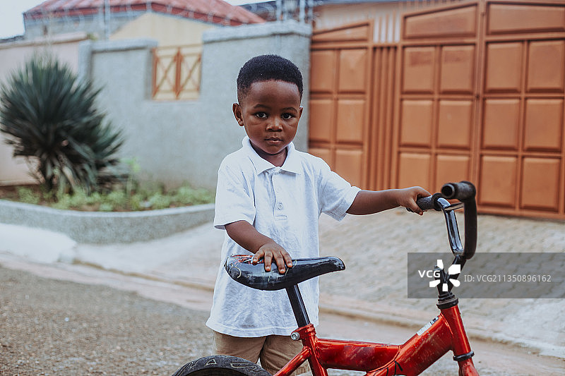 加纳，特马，一个学骑自行车的小男孩图片素材