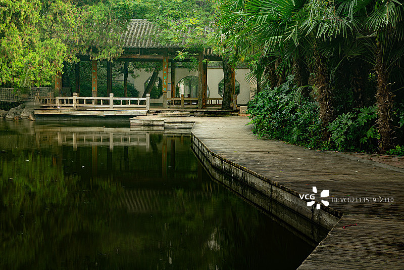 建筑，园林，郑州碧沙岗公园里的葳蕤园图片素材
