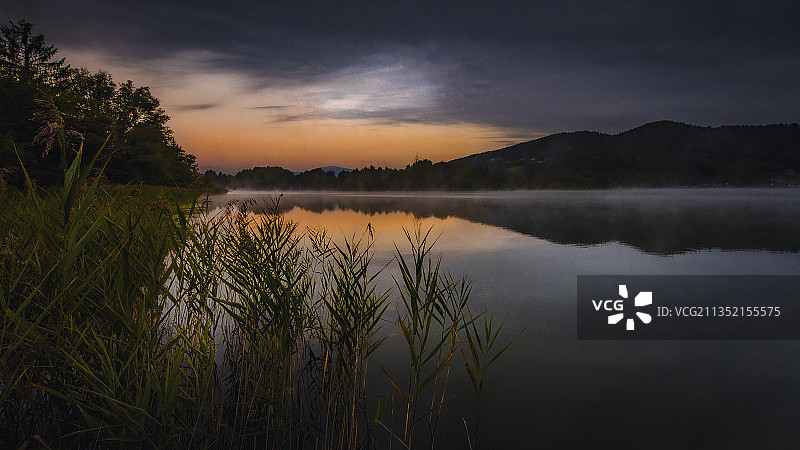 奥地利，Keutschach am See，日落时天空映衬下的湖泊风景图片素材