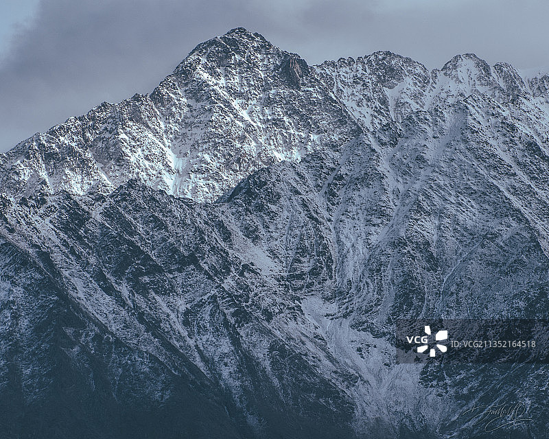 俄罗斯白雪皑皑的山景图片素材