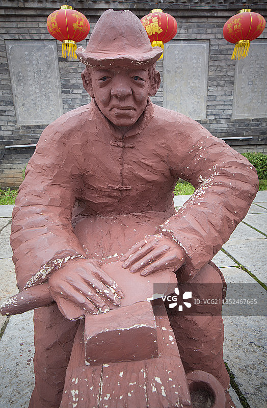 中国辽宁营口老河老街磨菜刀雕塑图片素材