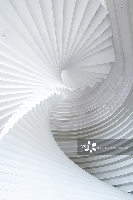 白色旋转楼梯建筑空间图片素材