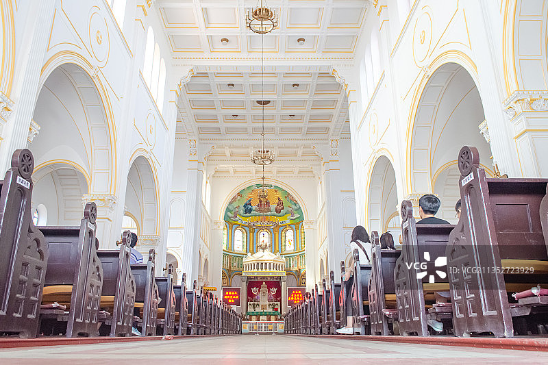 青岛圣弥厄尔天主教堂内部图片素材