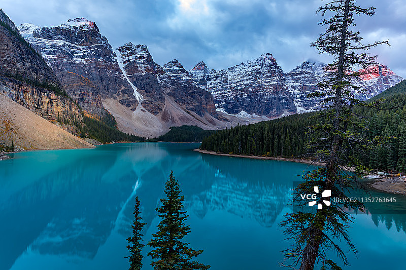 湖和山的全景天空，班夫，阿尔伯塔，加拿大图片素材