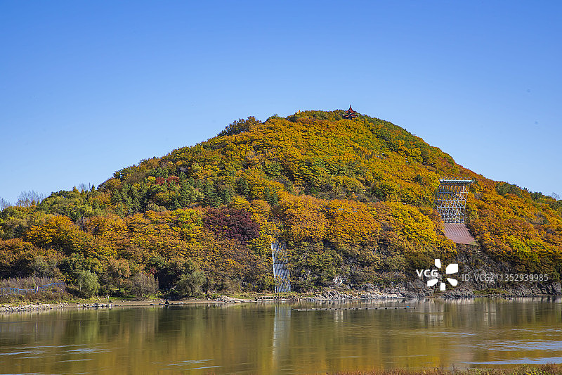 吉林省吉林市松花江畔的树叶呈现出五彩缤纷的美丽景色。图片素材