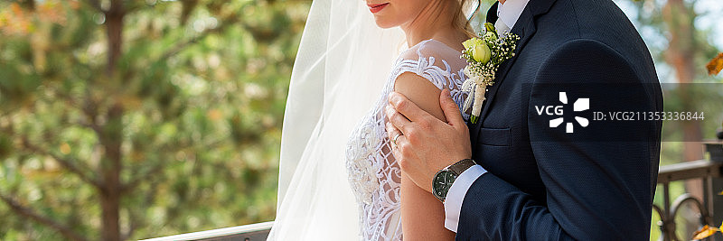 斯洛伐克新娘新郎手持花束的中段图片素材