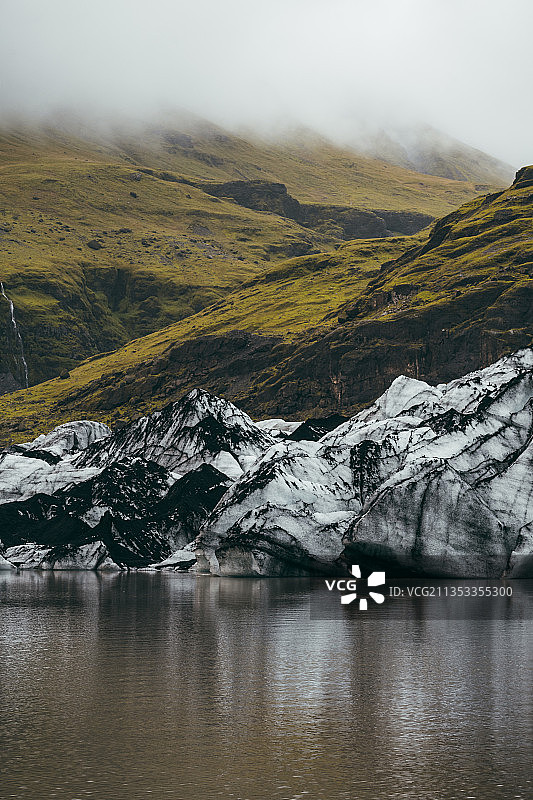 冰岛，白雪皑皑的群山映衬下的湖泊美景图片素材