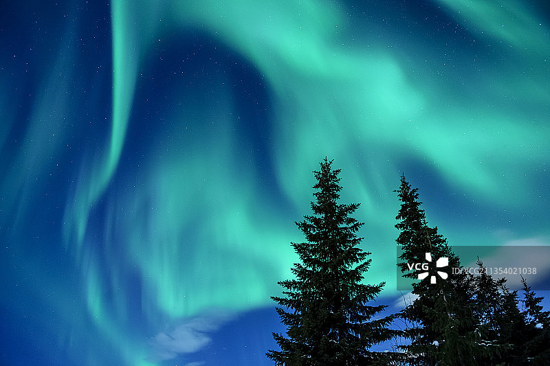 挪威诺鲁加，北极光在夜空下的低角度视图图片素材