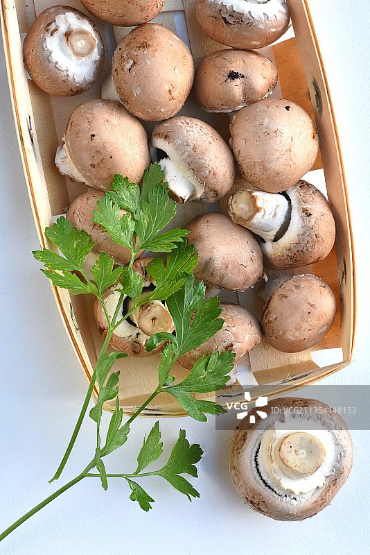 法国餐桌上的蘑菇的高角度视角图片素材