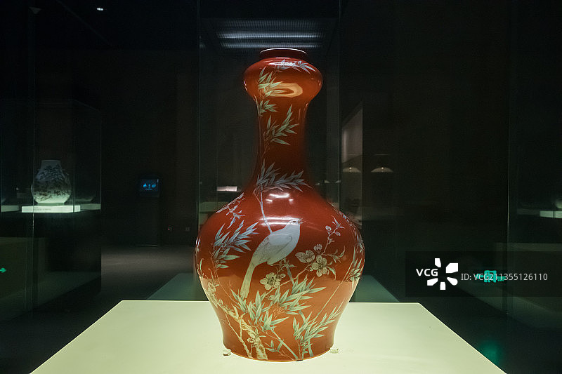 北京首都博物馆珊瑚红地珐琅彩花鸟纹瓶清雍正图片素材