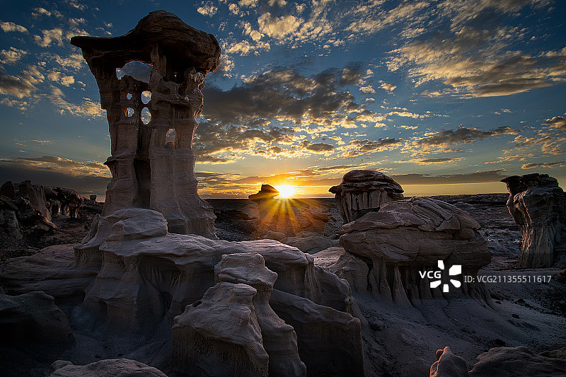 日落时岩石形成的风景，布卢姆菲尔德，新墨西哥州，美国，美国图片素材