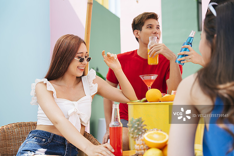 快乐的年轻人喜欢在夏季聚会上吃喝。果汁不含酒精。图片素材