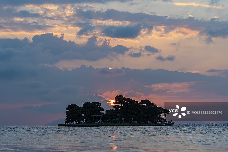 神户海岸孤独的小岛和落日夕阳图片素材