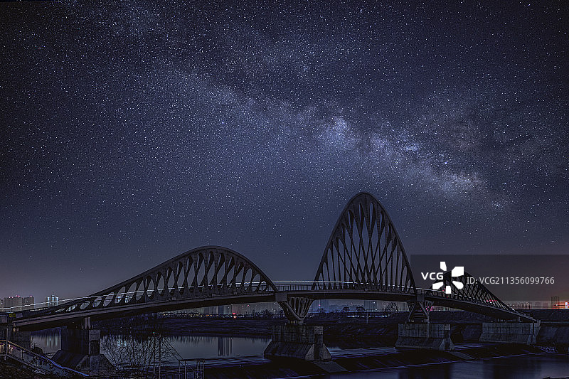 夜空下的桥图片素材
