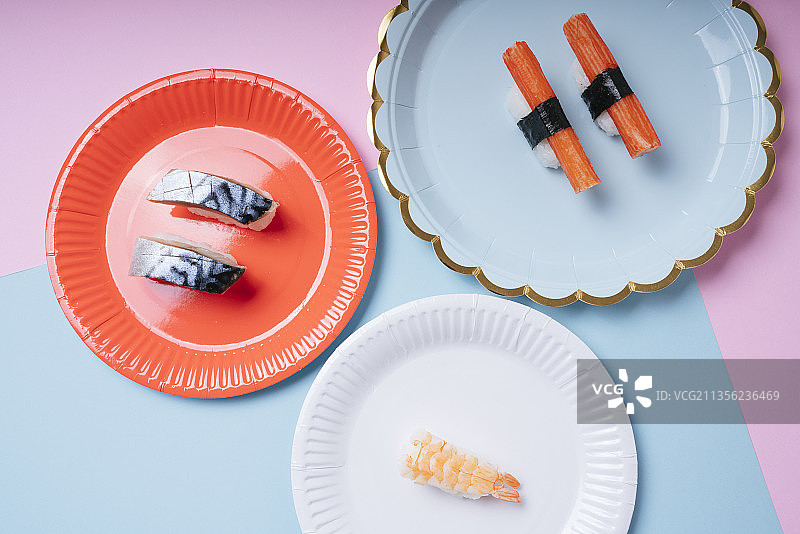 顶视图-新鲜的海鲜寿司在调色板上柔和的背景。图片素材