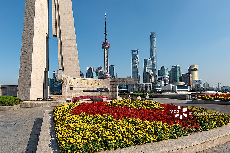 中国上海外滩人民英雄纪念塔地标性建筑风光图片素材