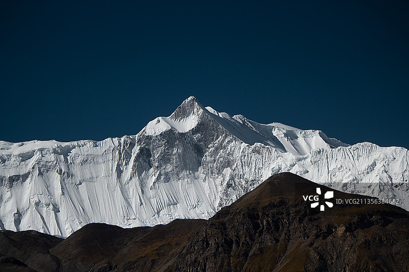 尼泊尔，白雪皑皑的山在清澈的蓝天下的风景图片素材