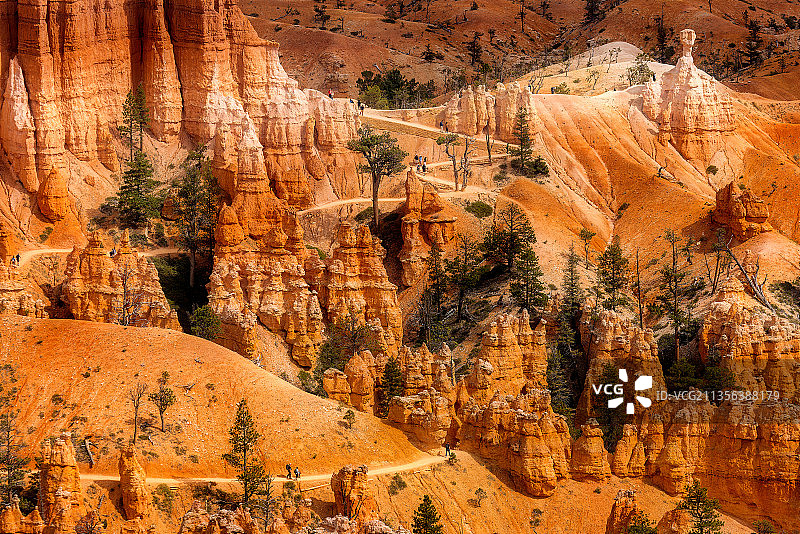 美国犹他州布莱斯峡谷国家公园的岩层景观图片素材