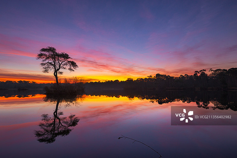荷兰奥伊斯特维克，日落时天空映衬下的湖泊风景图片素材