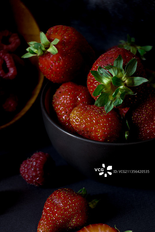 高角度的草莓碗在桌上图片素材