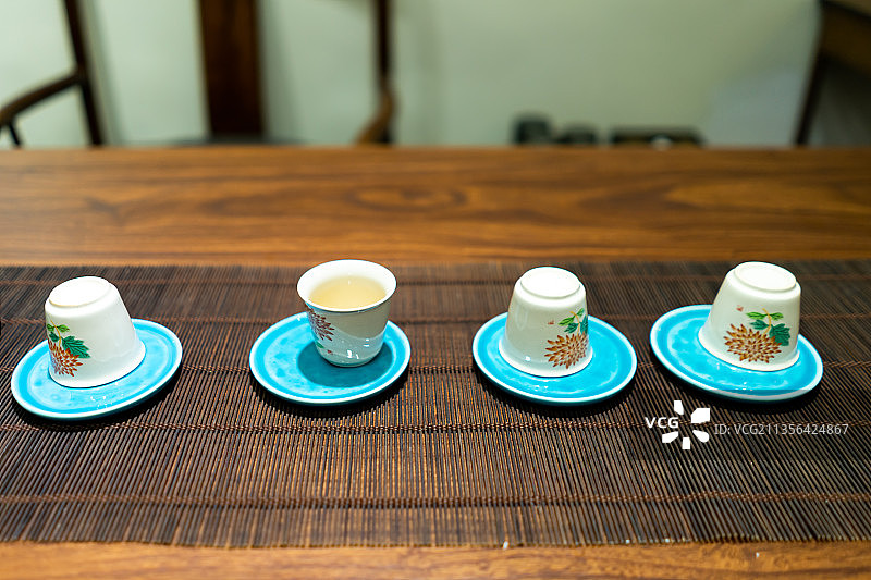 中国泰安茶桌上的茶器图片素材