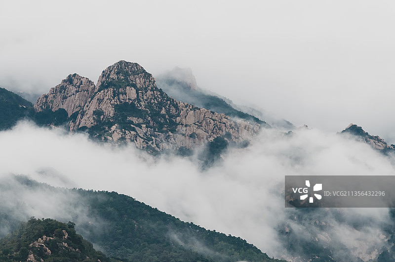 中国泰安泰山雨后的云雾缭绕图片素材