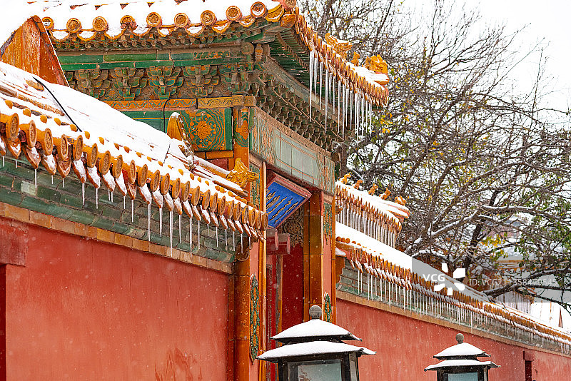 雪中故宫宫门和宫灯图片素材