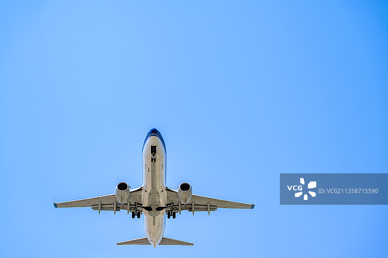 亚洲中国河南郑州新郑机场客运飞机低视角图片素材
