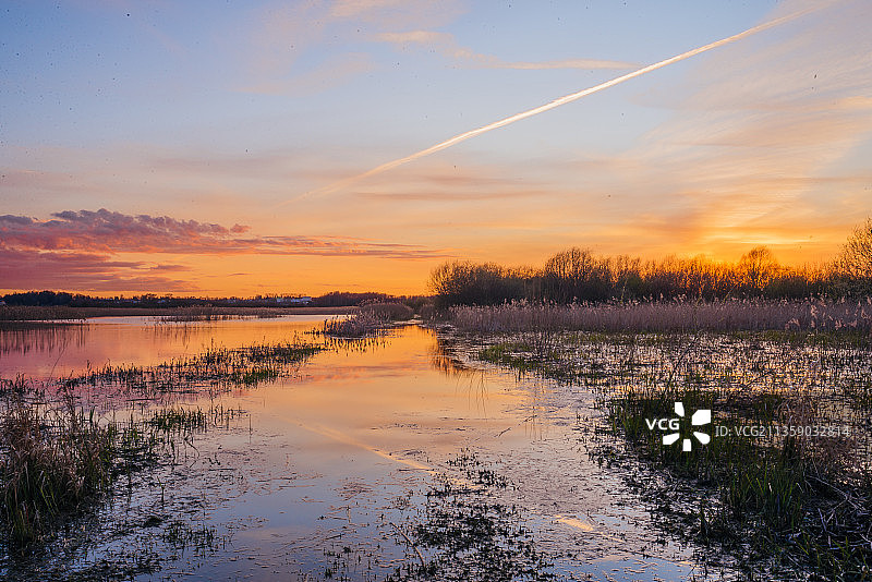 爱沙尼亚塔尔图县，日落时湖面对天空的景色图片素材
