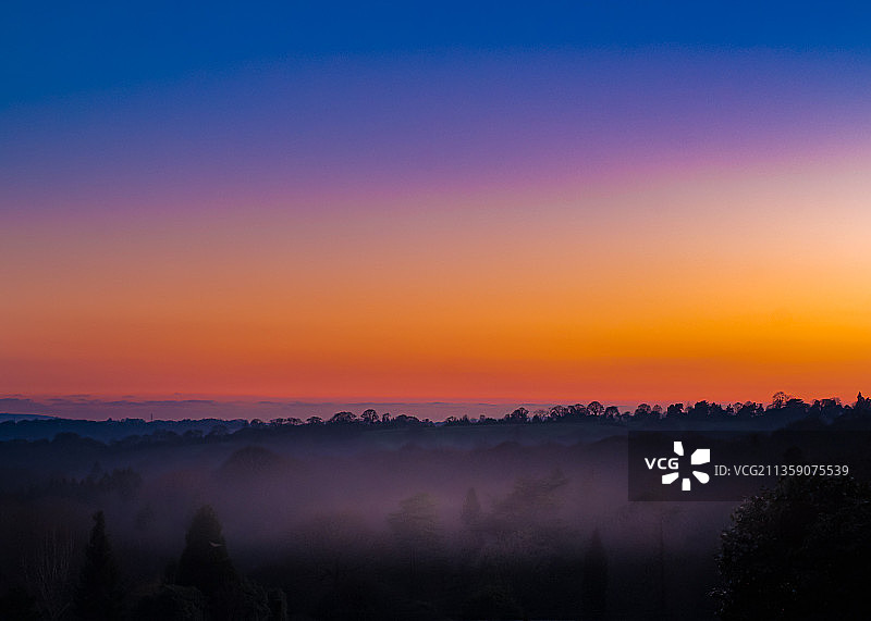 风景的剪影景观在日落时对天空，汉克罗斯，海沃德希斯，英国，英国图片素材