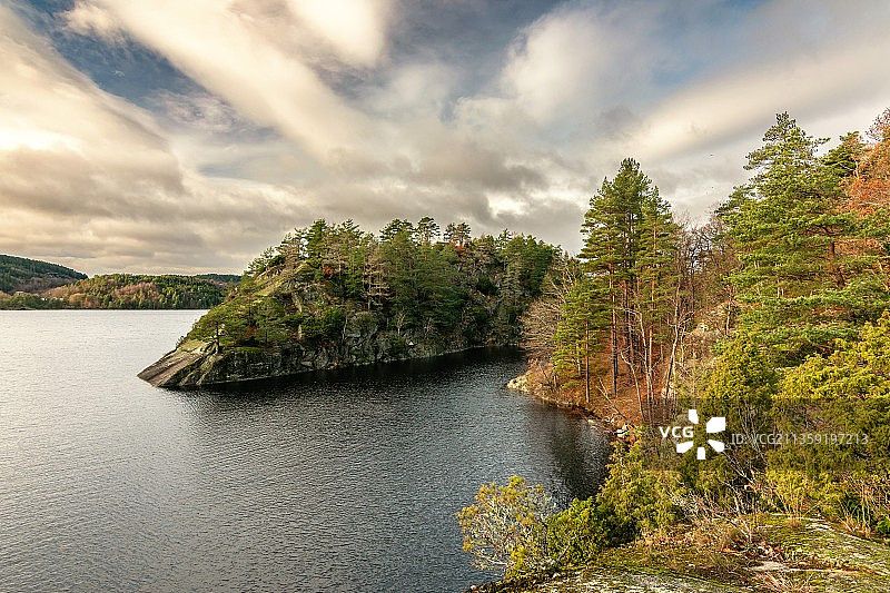 挪威拉尔维克(Larvik)，树林中河流的风景图片素材