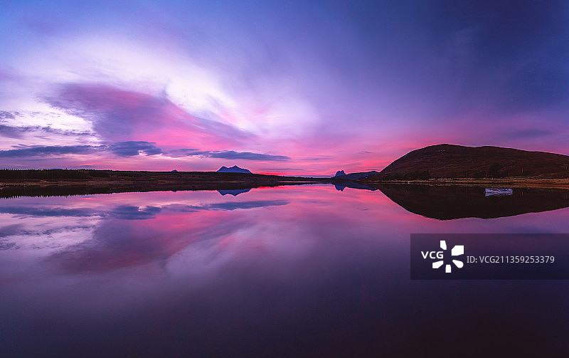 日落时湖面对天空的景色，斯科扎，英国，英国图片素材