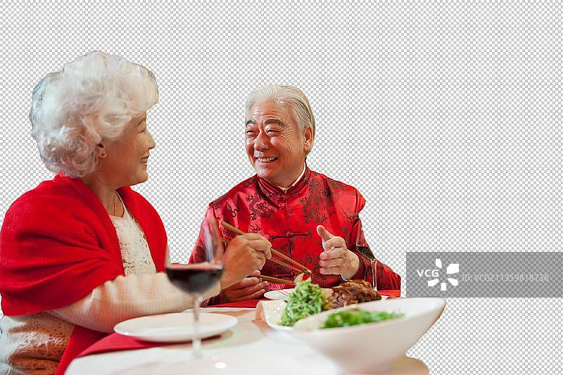 老年夫妇在吃年夜饭图片素材