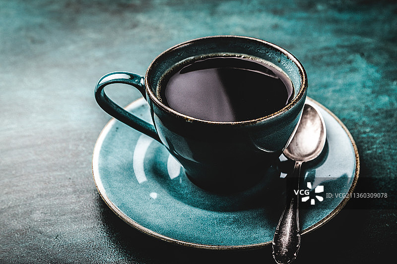 黑背景上的咖啡杯，桌子上黑咖啡的高角度视角图片素材