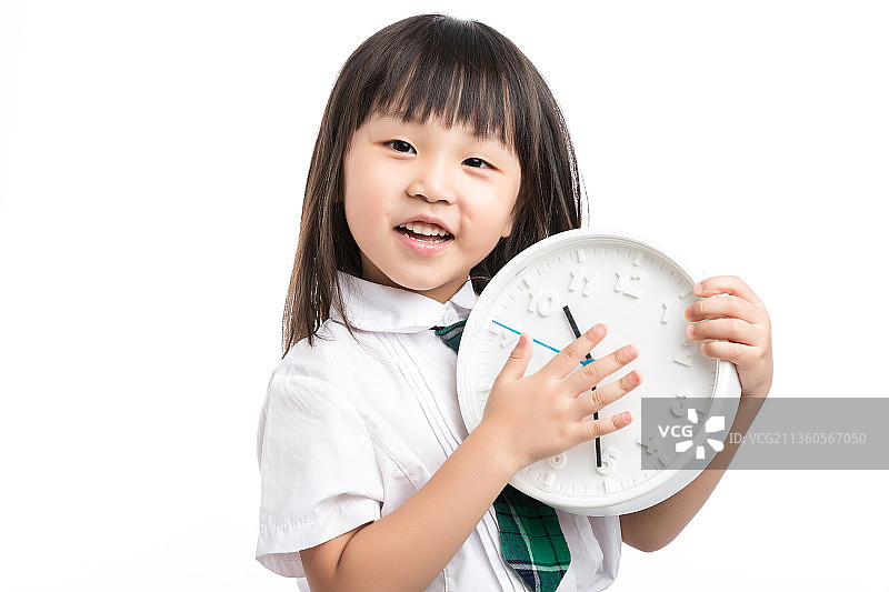 亚洲小女孩抱着一个白色钟表图片素材