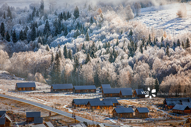 冬日里的禾木村图片素材