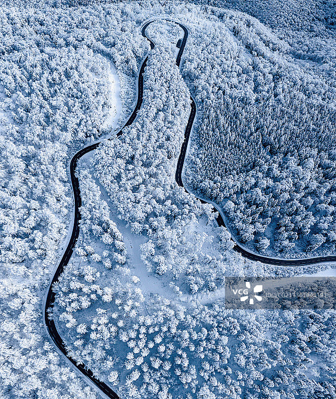 从上到下的问题，鸟瞰积雪覆盖的景观，瑞士图片素材