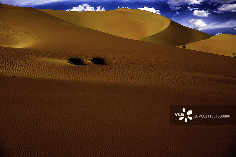 天空衬托下沙漠的风景图片素材