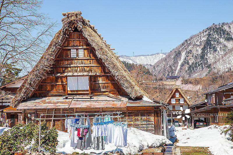 雪后日本合掌屋村落阳光积雪图片素材