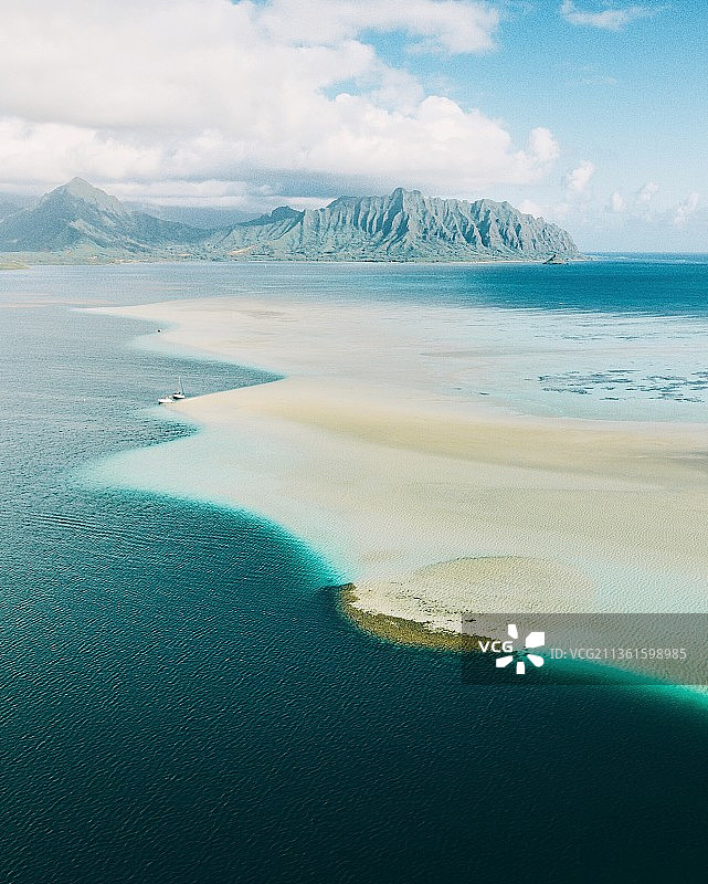 夏威夷直升飞机的视角，在多云天空下的海滩鸟瞰图图片素材