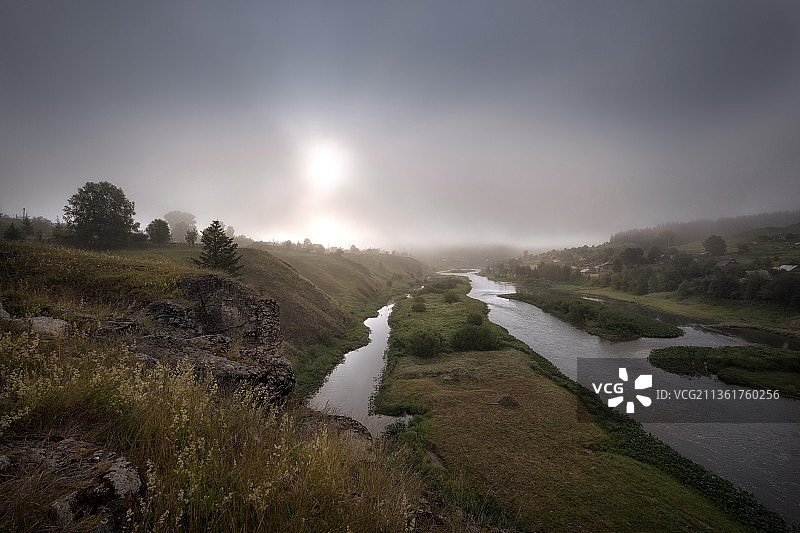 牛奶中的太阳，风景如画的河流在树木中反对天空，俄罗斯图片素材