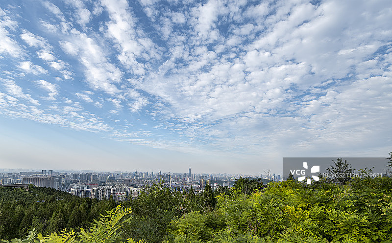 从郎茂山山顶上俯瞰济南城市风光图片素材