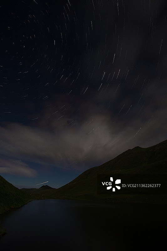 最后，夜间天空衬托下的山景图片素材